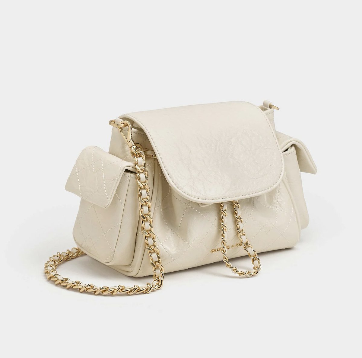 _ym00x's tweet image. 待って、CHARLES &amp;amp; KEITHでずーっと完売してたバッグが再入荷してる‼️載せるたびにどこのですかって聞かれるんだけど本当に可愛い
見た目以上に物入るしリュックにも肩掛けにもできる2way ദിᐢ- ̫-ᐢ₎