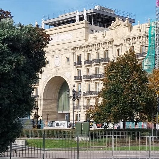 El edificio contaba con la mayor protección urbanística "Bien de Interés Cultural dentro del conjunto histórico del Paseo de Pereda". Con la reforma ha tomado más protagonismo lo nuevo que lo existente, ha quedado escondido entre elementos añadidos. Se han cargado el edificio.