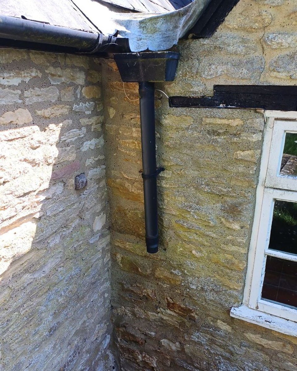 🏘️ DEFECT OF THE MONTH 🏘️ 

Excessive dampness internally was traced to a defect with an external rainwater downpipe which had become detached, soaking the stonework of the wall. This could have easily been fixed!