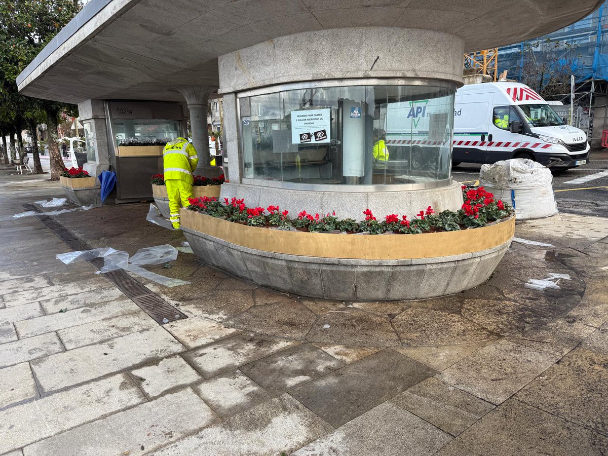 O precioso, maltratado e catalogado kiosko do Paseo de Alfonso, estrea "xardineira"... estes parvos ocurrentes "decoradores" do Concello de #Vigo nin saben que inutilizan e agochan o funcional banco corrido de granito. Pois iso: se quere sentarse, traia a silla de praia de casa.