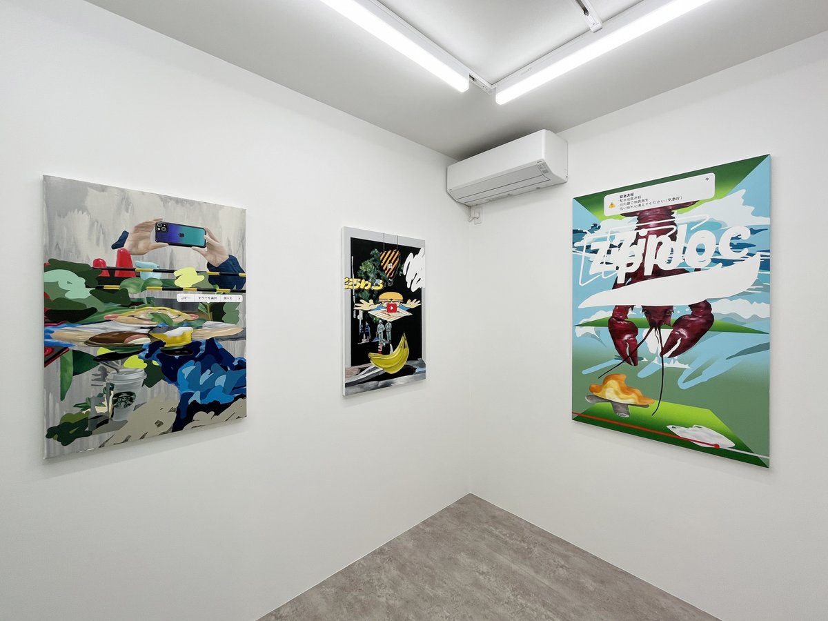 斉木駿介「Clear Vision」で印象深かった作品。《Archived background》（左）、《Hall》（中）、《保存された風景》（右）。グリーンバックのインスタレーションではシングルモチーフの絵画作品群を展開しているが、奥の展示室ではモチーフを混在させた絵画を展観している。