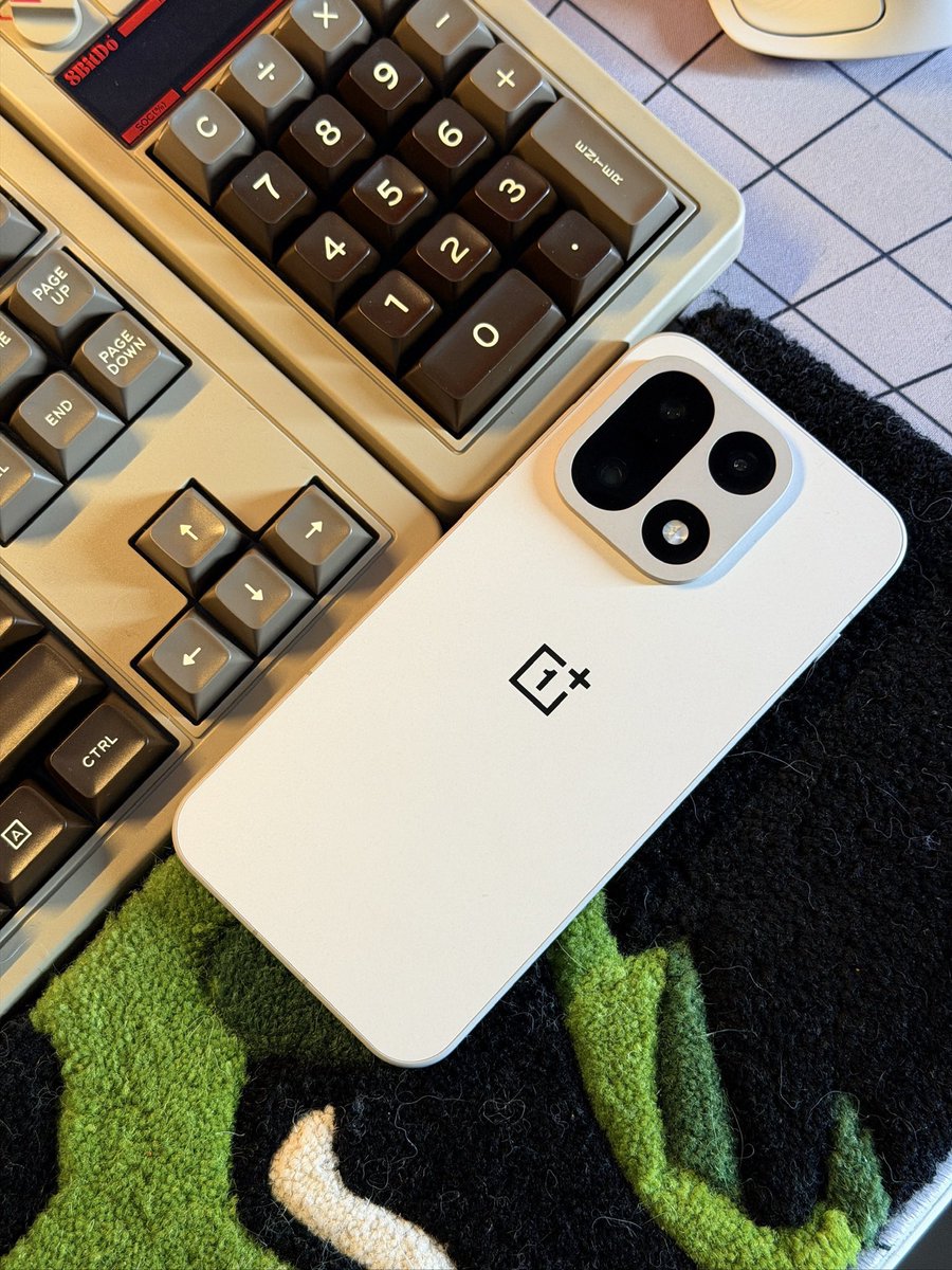 Yo_netam_27's tweet image. Q9) Ans- B. 7300mAh battery 
#OnePlus15 #PowerOnLimitsOff #stufflistingsarmy 😍