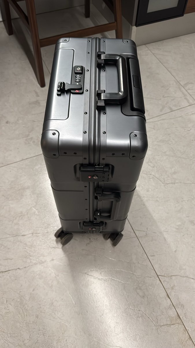 Somya_Crazy's tweet image. got this aluminum bag from China!!

it’s non branded, no logo, nothing

it is cabin size and costed me ₹6.5K

not sure how long it will last, but the quality feels great for now. 

it’s also light weight and looks futuristic :P