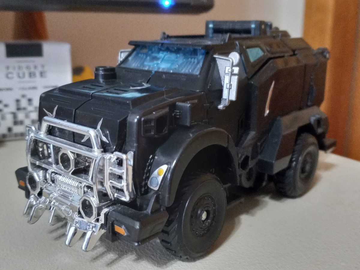 KBarnNow's tweet image. GOOD MORNING MINTO!!!

My desk friend today is Silas Breakdown, the easier to acquire variant of Prime Breakdown&apos;s toy.

After Breakdown got whacked, his corpse was salvaged by human terrorist group, MECH, and turned into a suit/life support system for their leader, Silas.