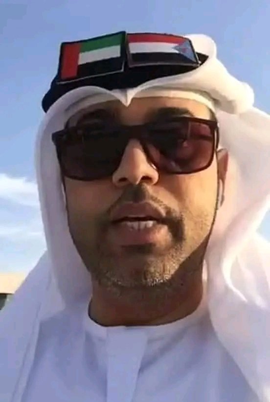 إماراتي يضع علم الجنوب على راسه بجانب علم الامارات