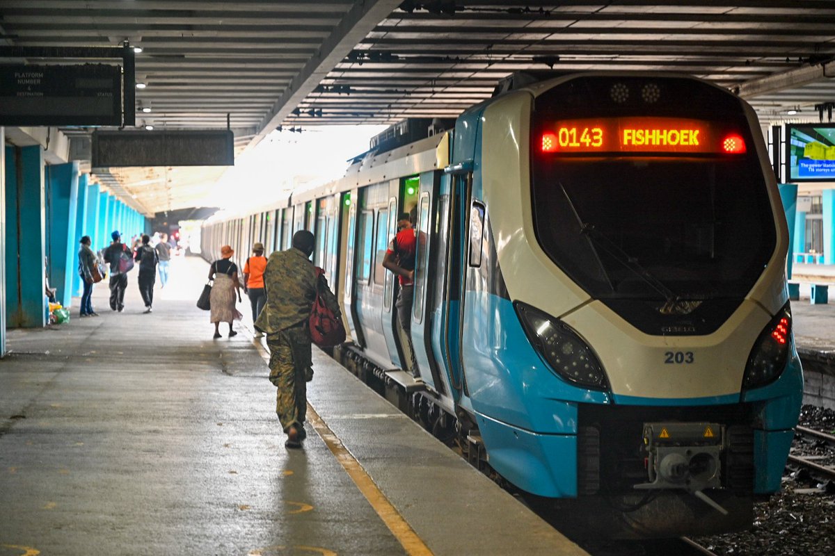 MetrorailWC's tweet image. Safety tips : 
• Always expect a train 🚆
• No eating and drinking on board the train 
• Only cross at designated level crossing 🚸
• Always have a Valif ticket 🎟 
#BeTrainSmart #PeoplesTrain