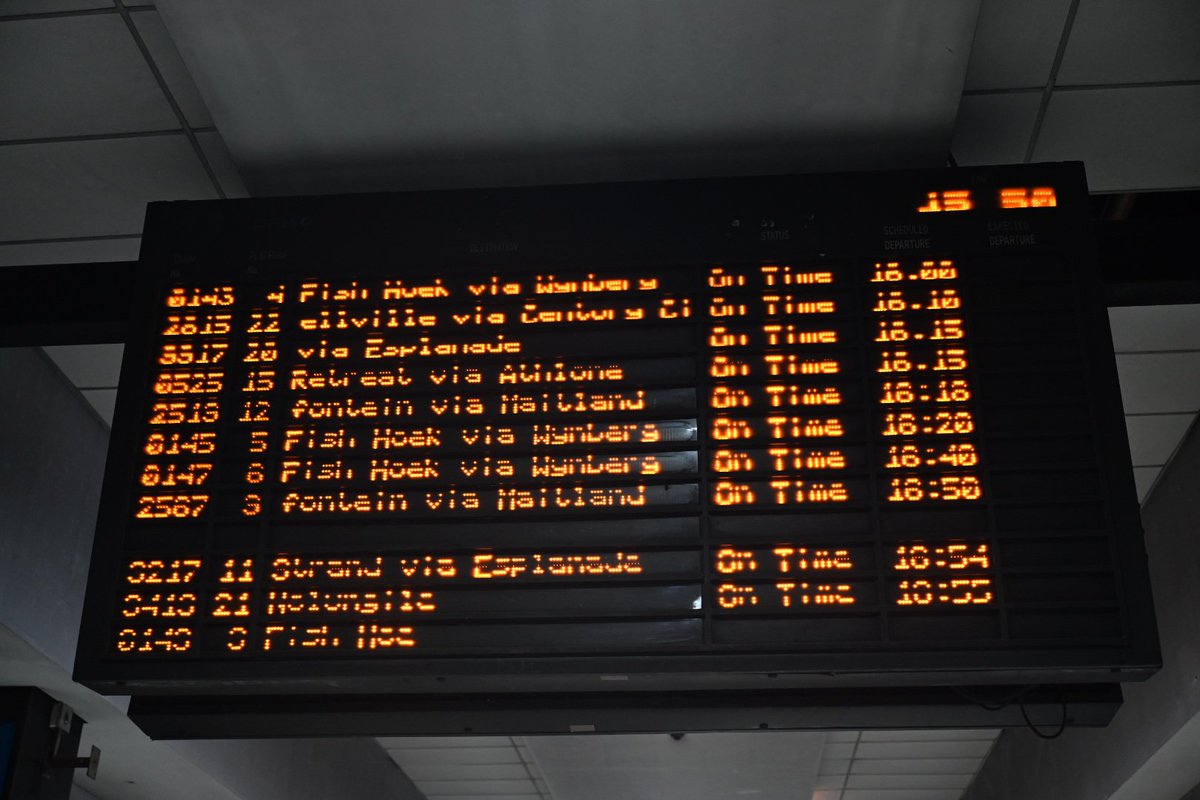 MetrorailWC's tweet image. Safety tips : 
• Always expect a train 🚆
• No eating and drinking on board the train 
• Only cross at designated level crossing 🚸
• Always have a Valif ticket 🎟 
#BeTrainSmart #PeoplesTrain