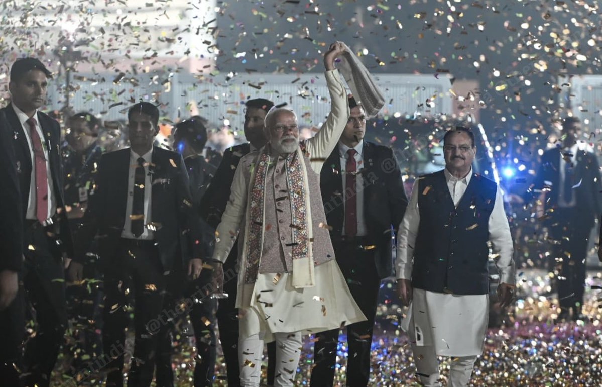 बिहार में ऐतिहासिक जीत के बाद PM मोदी दिल्ली स्थित BJP मुख्यालय पहुंचे और कार्यकर्ताओं व नेताओं का अभिवादन किया। NDA ने 243 में से 200+ सीटें जीतकर रिकॉर्ड बहुमत हासिल किया—जश्न का माहौल चरम पर।

#BiharElection2025 #PMModi #NDA #BJP #HistoricWin #ElectionResult