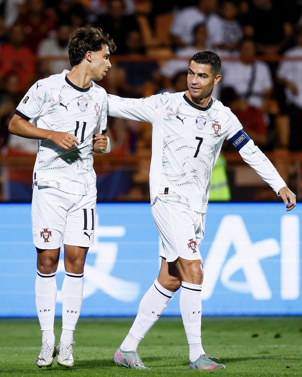 ActuCR7_'s tweet image. 🚨 𝗥𝗢𝗕𝗘𝗥𝗧𝗢 𝗠𝗔𝗥𝗧𝗜𝗡𝗘𝗭 🇪🇸 𝗖𝗟𝗔𝗦𝗦𝗘 𝗟𝗘 𝗗𝗘́𝗕𝗔𝗧 𝗦𝗨𝗥 𝗟𝗔 𝗦𝗔𝗨𝗗𝗜 𝗣𝗥𝗢 𝗟𝗘𝗔𝗚𝗨𝗘 🇸🇦

À un journaliste insinuant que le Portugal aurait souffert du fait que deux de ses attaquants (Cristiano &amp;amp; Félix) évoluent en Arabie saoudite, Roberto Martinez a…