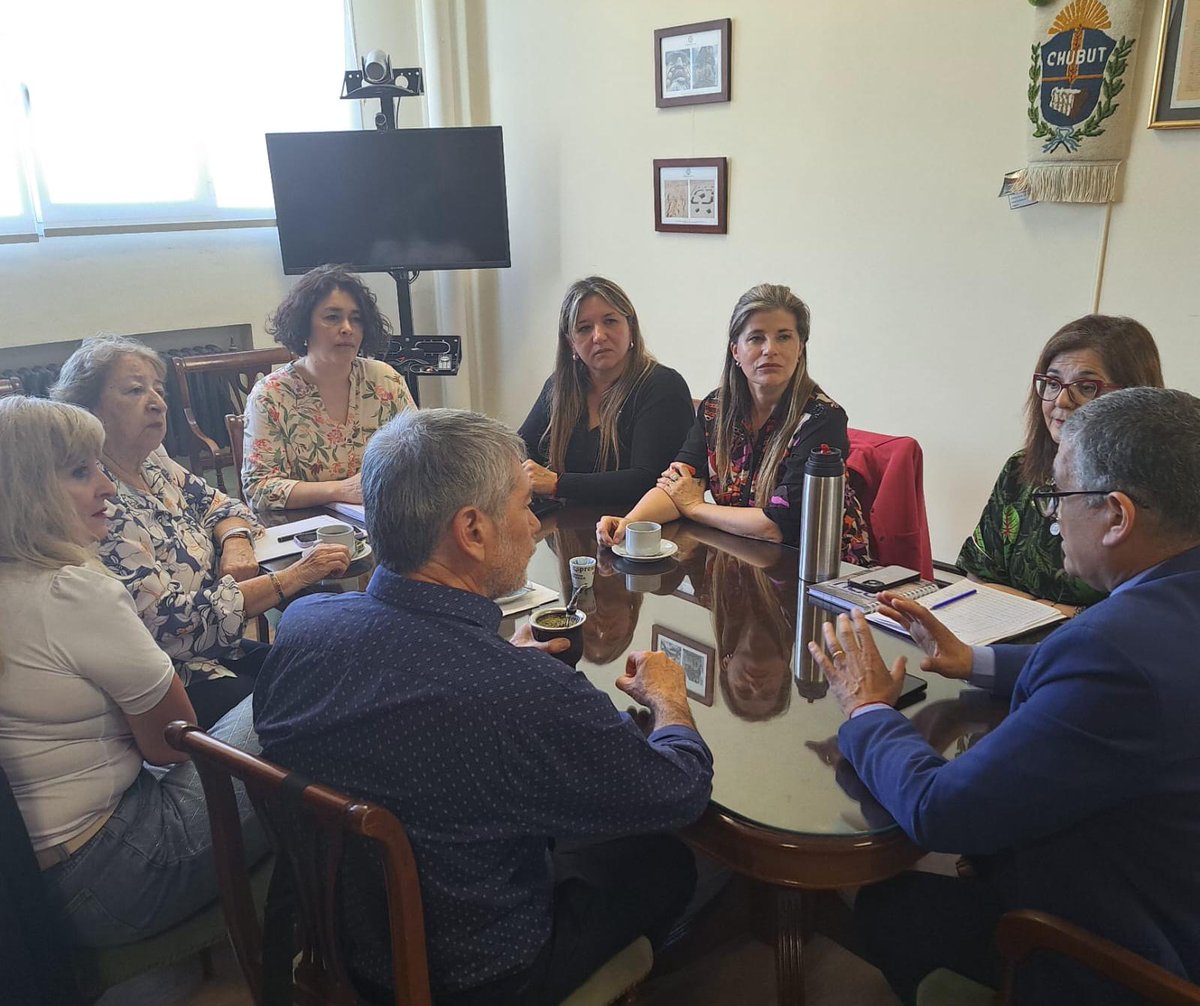 La UNPSJB y la Secretaría de Salud establecerán una agenda conjunta 
Profesionales de la Secretaría de Salud de la Municipalidad de Comodoro Rivadavia, mantuvieron un encuentro con  el rector de la UNPSJB, Gustavo Fleitas...

acortar.link/lu5A4m