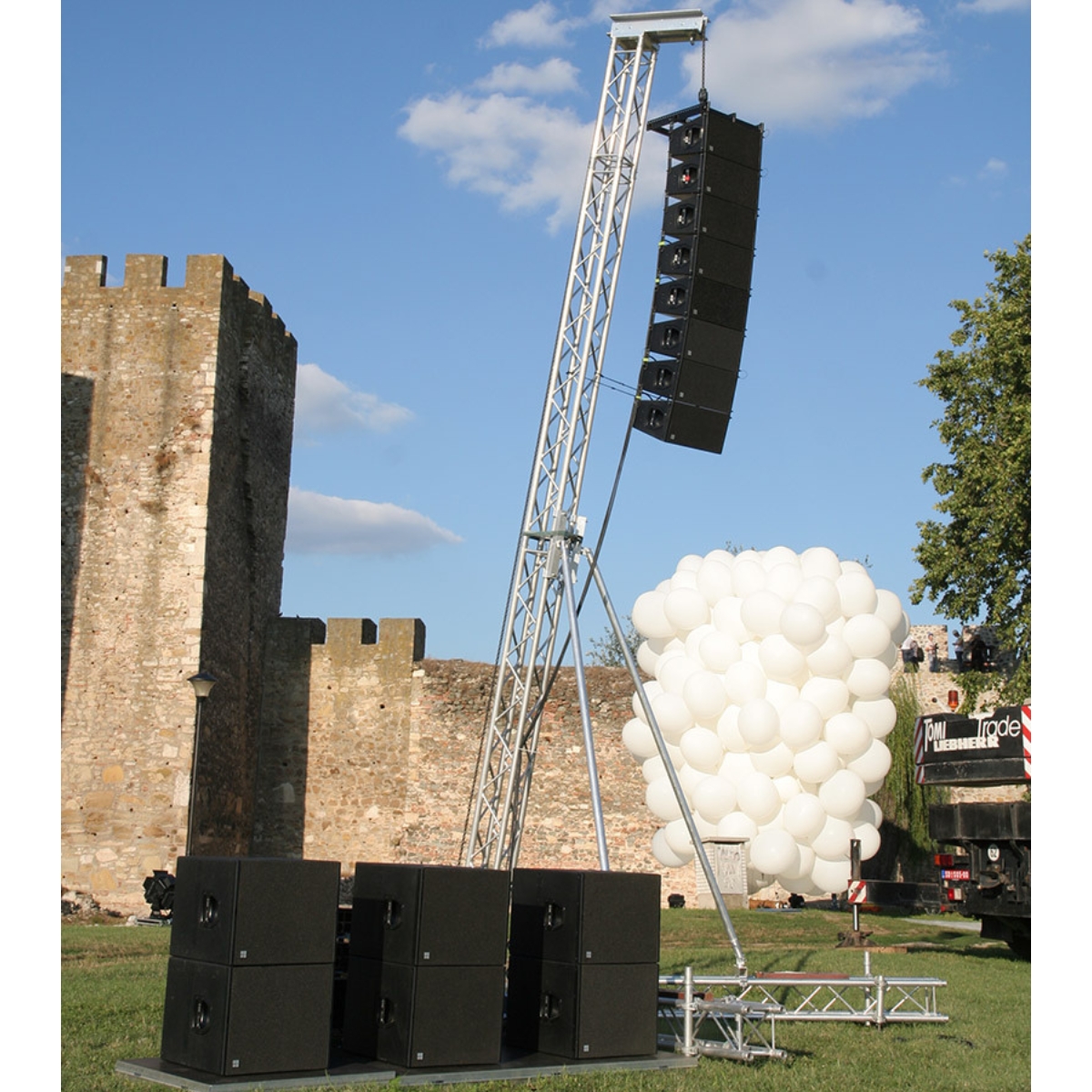 PA Tower 1 – Reliable lifting for your line arrays

Medium-duty, fast to assemble, and built from TT34 truss.

Lifts up to 6.6 m / 800 kg, uses Quicklock, and includes a full connection kit.

Stable, efficient elevation for speakers, lights, or LED setups.

#PATower1 #TT34