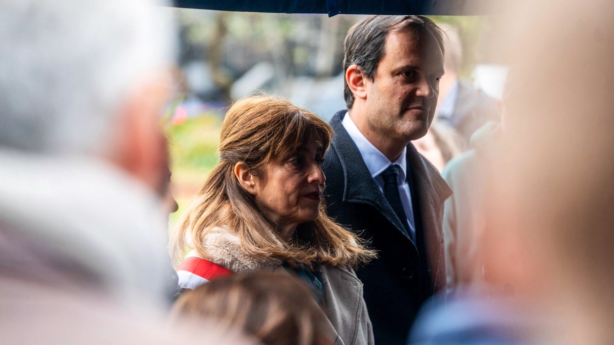 Abattre l’arbre rendant hommage à Ilan Halimi, c’est tenter de le faire disparaître une deuxième fois. Il n’en sera rien : nous en replanterons des milliers.

Ce matin à #Paris17, nous avons replanté un arbre lors d’une cérémonie organisée par le maire, @GeoffroyBoulard, en