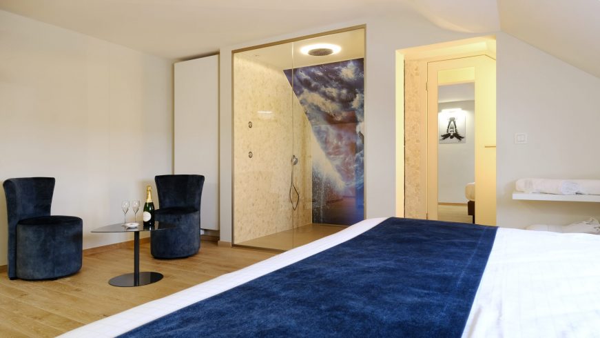 LoxoneUK's tweet image. At this hotel, Loxone keeps every room perfectly set. Lighting, heating and climate adjust automatically, creating an ideal environment for guests. 

👉 Read more:bit.ly/4nVUYCD 

#Loxone #BuildingAutomation #LoxoneReference