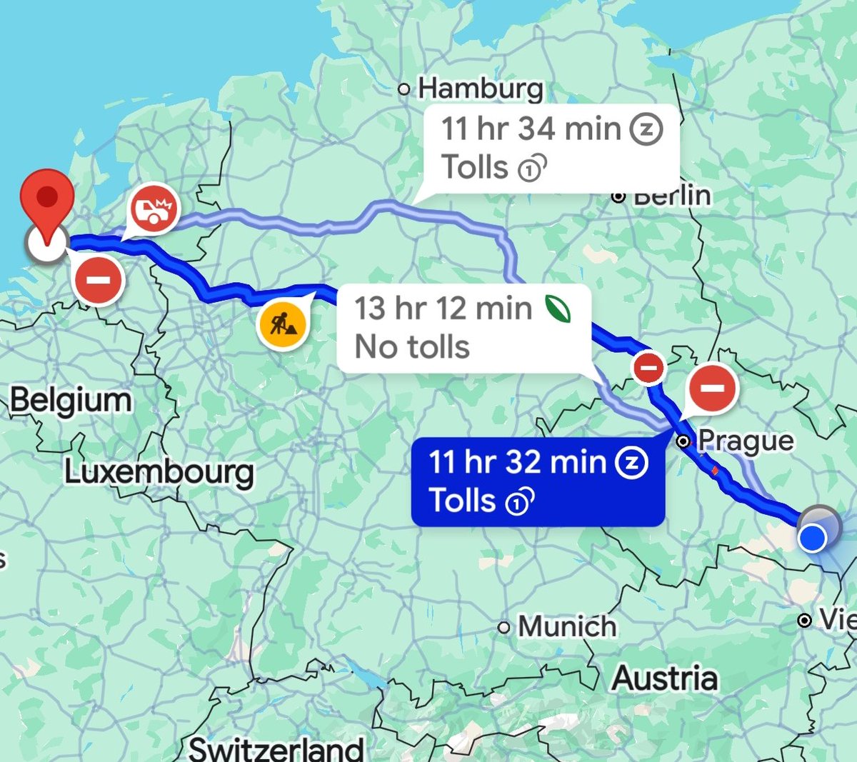tirexxerit's tweet image. Kuzuları bıraktım şimdi 12 saat yolculuk var Hollanda&apos;ya. Önceden blabla uygulamasından yolcu alırdım şimdi kimseyi dinleyesim yok artık yolculuklarda. Yani sessizliğin içindeki sessizliği arıyor insan bazen.
