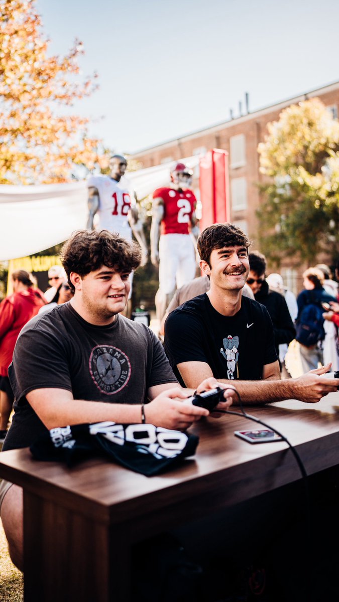 EASPORTSCollege's tweet image. 📍BAMA 

Tap in today for the @PapaMeagzz vs. @yunggravy H2H live stream. Drops are active! 

Full schedule: x.ea.com/87296