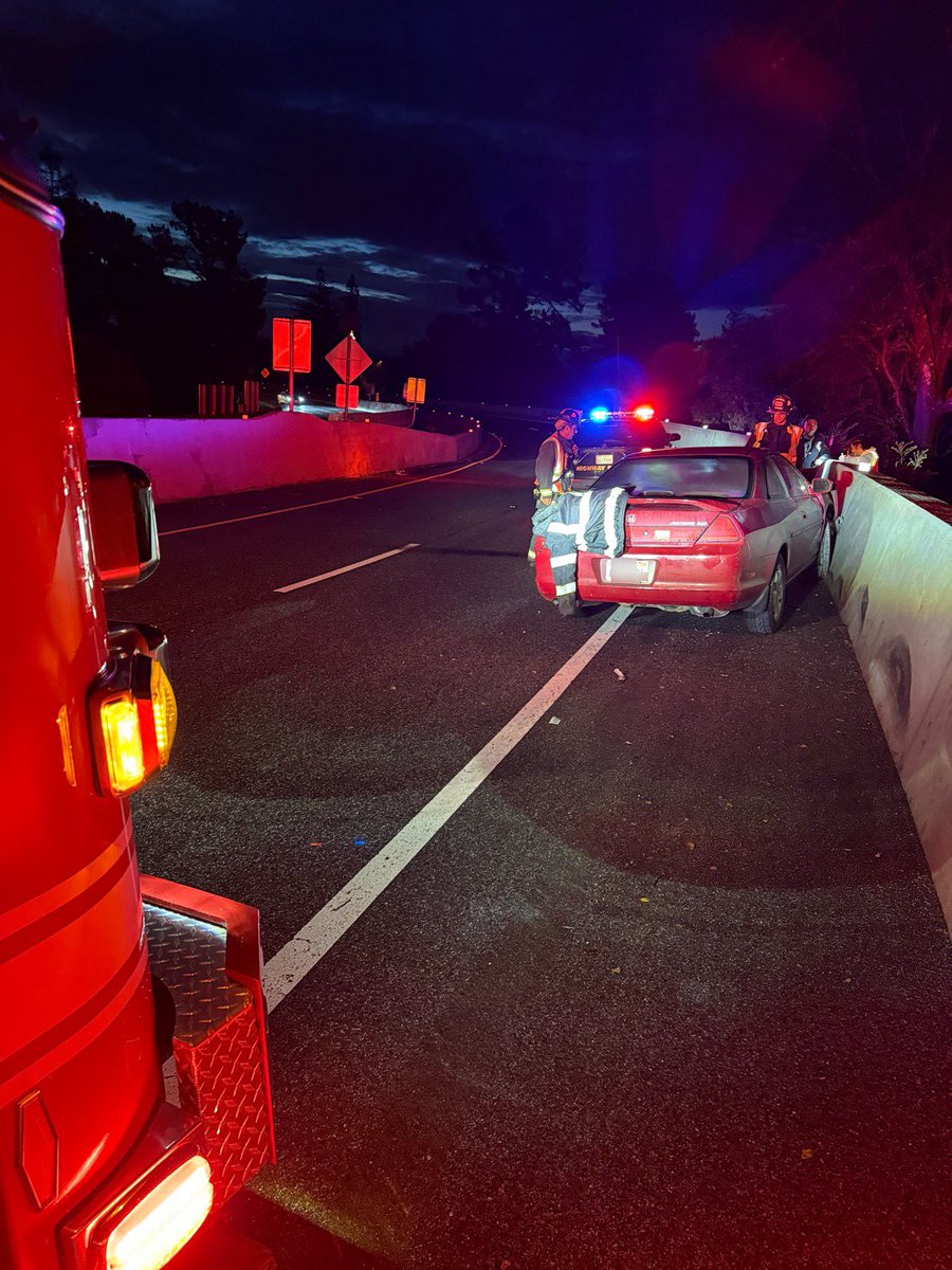 🚨 Traffic Alert ‼️ The right lane of the SB SR 17 interchange to SB SR 1 is blocked due to a solo vehicle crash. 🚗💥 Expect delays in the area as it should reopen in about an hour. Please drive safe!