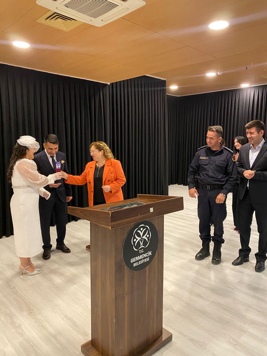 Kaymakam Sultan DOĞRU, J.Asb.Kd.Çvş. Rıza ASLAN ile Nazlı HEPÇİN çiftinin nikâh şahitliğini yaptı. Genç çiftlerin bu özel ve mutlu anlarına eşlik eden Kaymakam DOĞRU, çifte bir ömür boyu mutluluk diledi.