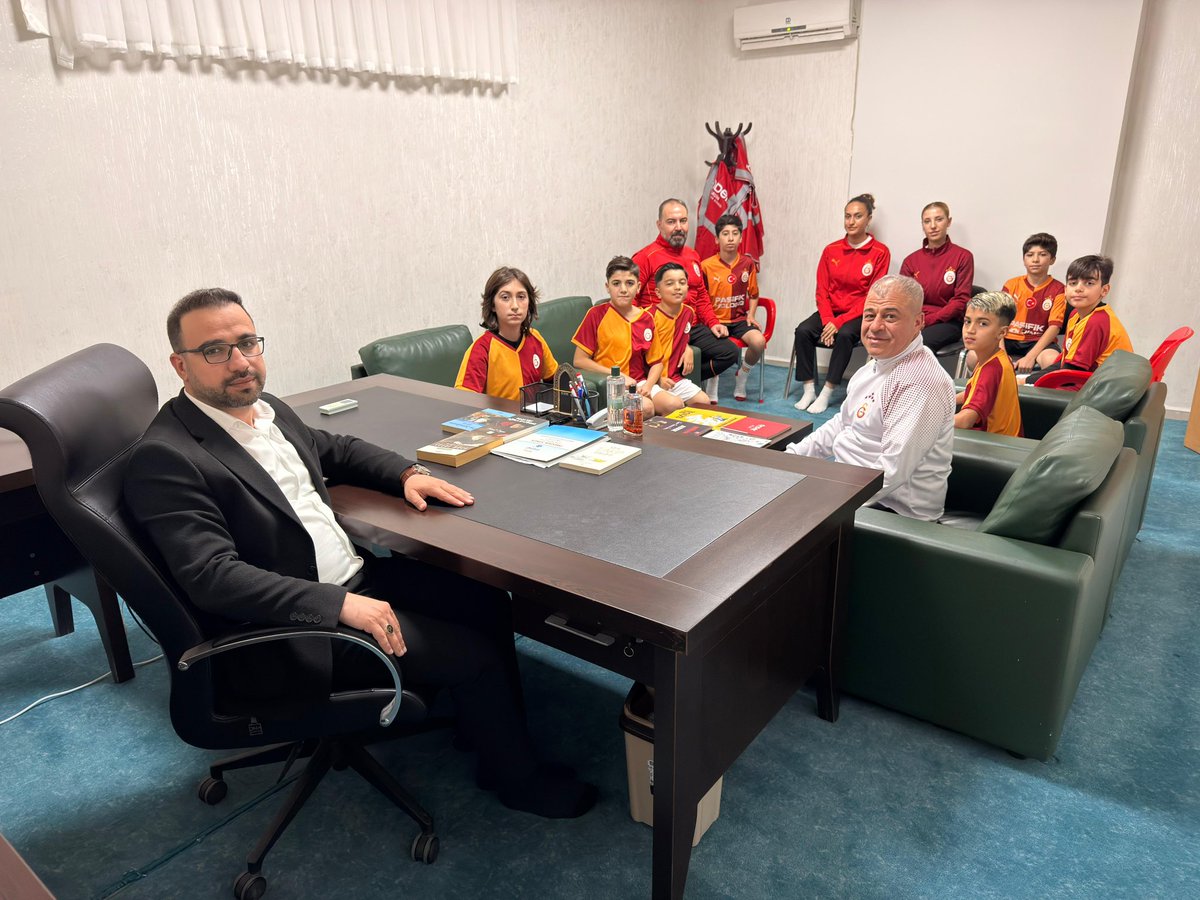 🏫 Mardin Galatasaray Futbol Okulu’nun değerli hocası Kemal Ceyhan, kıymetli ekibi ve geleceğimizin yıldızları olan öğrencileriyle birlikte derneğimizi ziyaret etti. 

⚽️ Gençlerimizin hem sporda hem ahlakta en güzel şekilde yetişmesi için her zaman yanlarındayız.