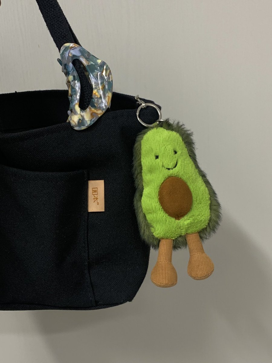 의미있는것들을 달아놓은 새 도시락가방 🥑