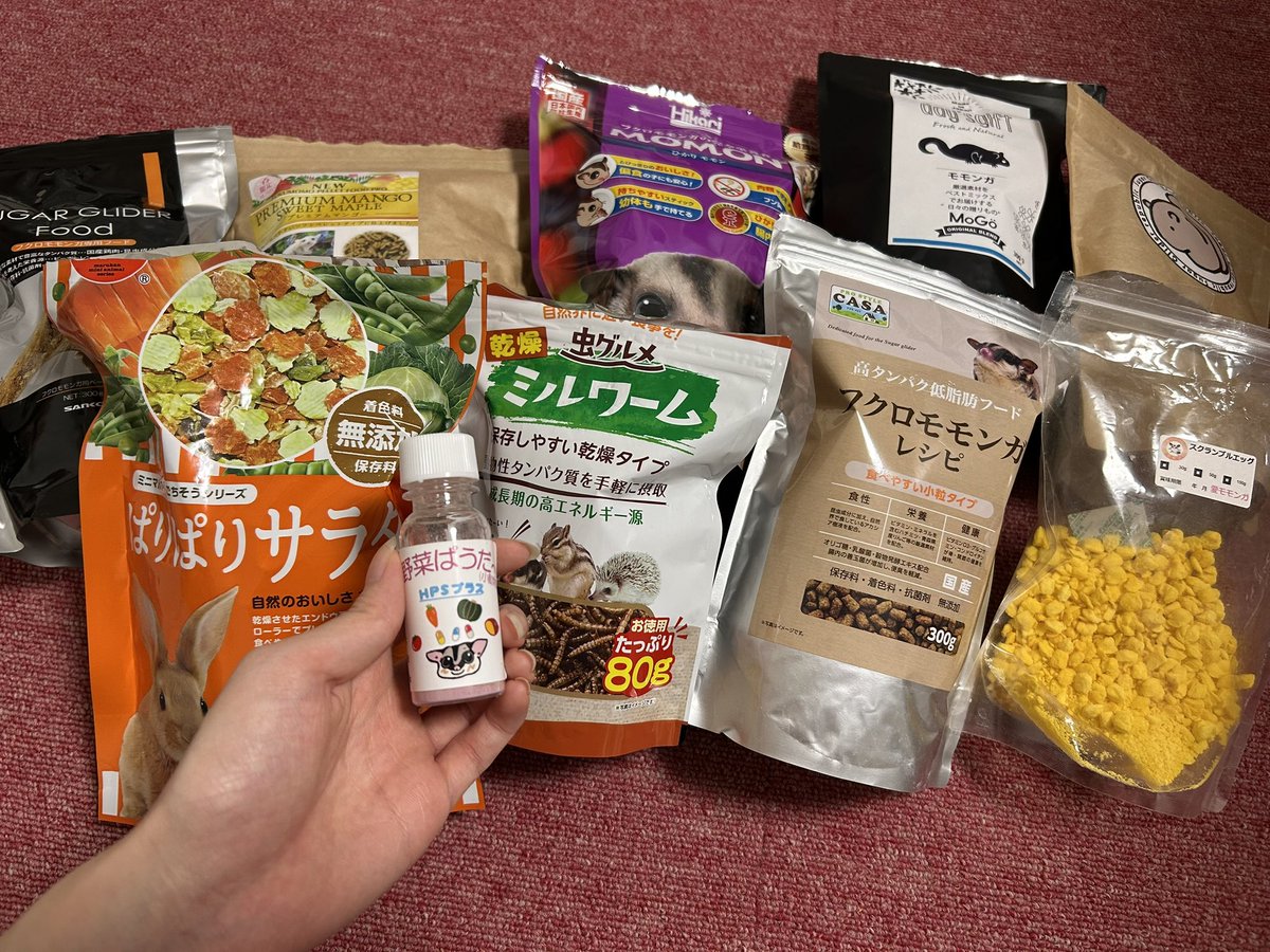 pakota_0's tweet photo. こ���だけフード混ぜてて正解なんか分からないけど、廃盤になったりした時の為に混ぜてる🤔
特にお気に入りなのが左上3つの細長いペレットがお気に入りみたい🥺
皆すくすく大きく健康に育つんだよ☺️ https://t.co/x59p9hx7TB