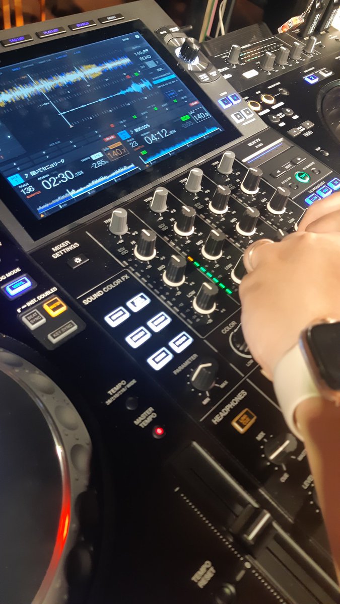 最近うちの奥さんがDJに興味を持ってくれたので、DDJ-FLX4でのおうち練習を経て本日上田RadiusのXDJ-AZで大きい音デビューしました。いま奥さんジャニーズ曲／俺小室哲哉曲でB2Bしてます。すげー楽しい。