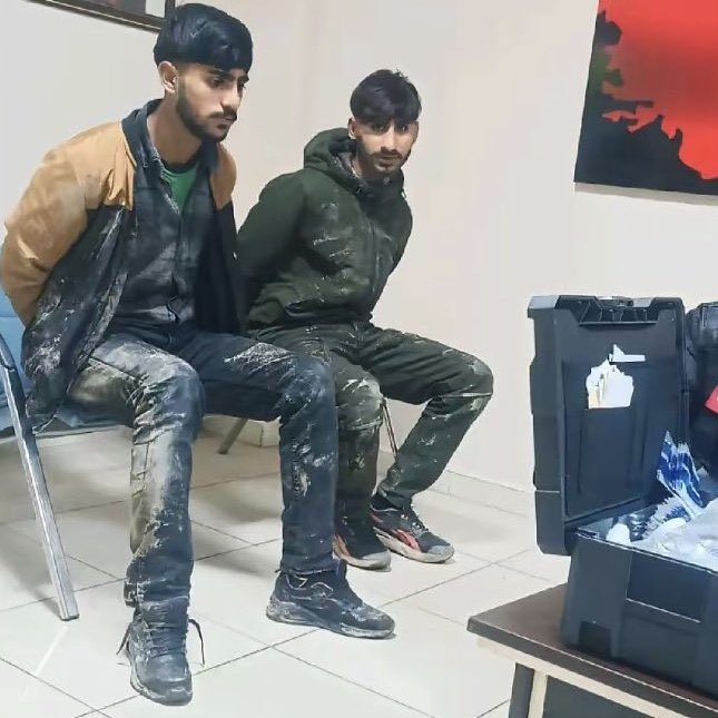 Bu iki kardeşimiz Batman’lıdır ve bu fotonun geçen yıl karıştıkları kavgadan dolayı toplu halde gözaltına alınıp karakola götürüldükleri zaman yanlarında ki arkadaşları çekmiş. Yani 10 kasım da halay çektikleri için gözaltı olmamış zaten o halay çekenler de biz değiliz dediler.