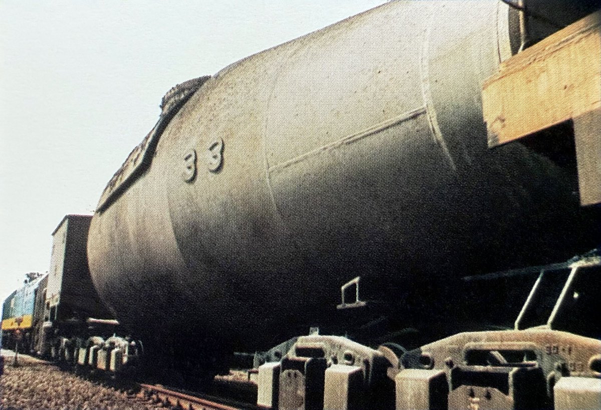 Zhuji_Car's tweet image. 宝鋼第2期の混銑車24両も新日本製鐵が受注した｡中国当局の要望により､製造は新日鉄と大連重型機器廠(現･大連重工)との合作｡
#輸出車両