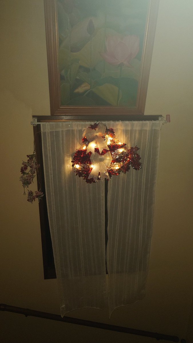 sheepland1's tweet image. ちょっと流行ってる、針金ハンガーでクリスマスの飾りをダイソー商品で作ってみたの😊
不器用な私でもできたわ🎄