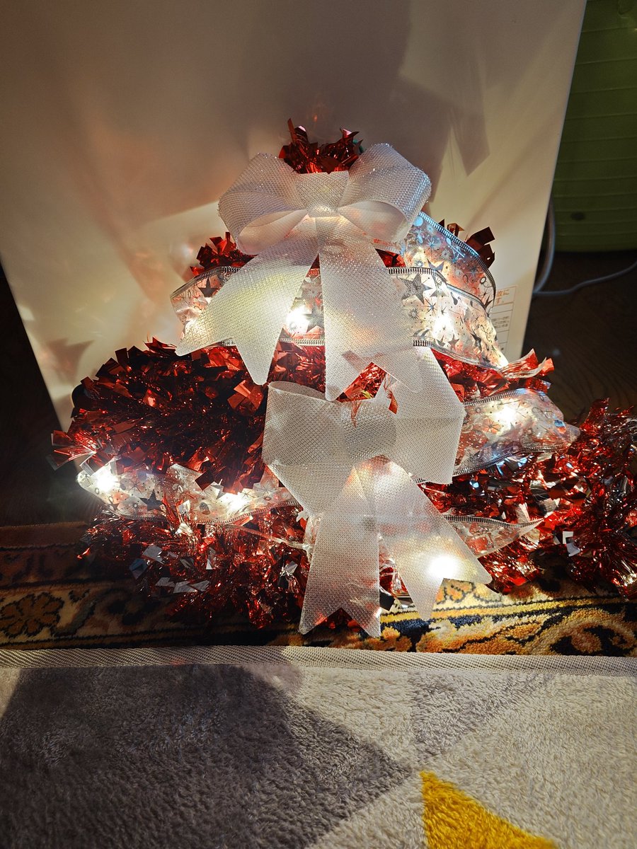 sheepland1's tweet image. ちょっと流行ってる、針金ハンガーでクリスマスの飾りをダイソー商品で作ってみたの😊
不器用な私でもできたわ🎄