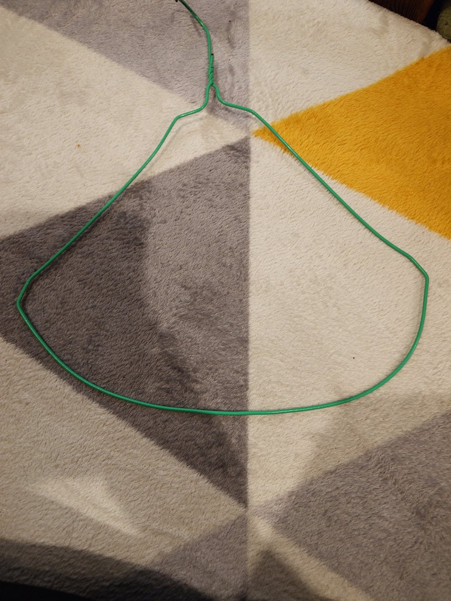 sheepland1's tweet image. ちょっと流行ってる、針金ハンガーでクリスマスの飾りをダイソー商品で作ってみたの😊
不器用な私でもできたわ🎄