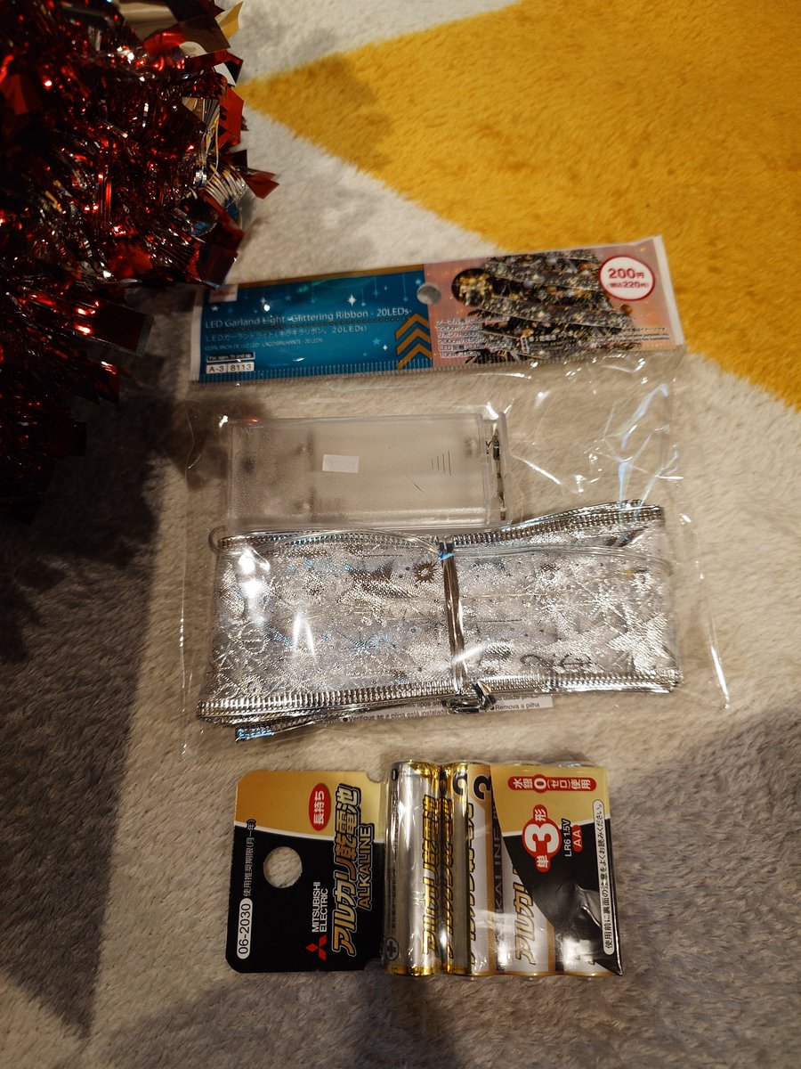 sheepland1's tweet image. ちょっと流行ってる、針金ハンガーでクリスマスの飾りをダイソー商品で作ってみたの😊
不器用な私でもできたわ🎄