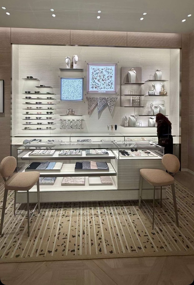 Juliaapic0's tweet image. best experience i&apos;ve had at a dior yet for sure 👍