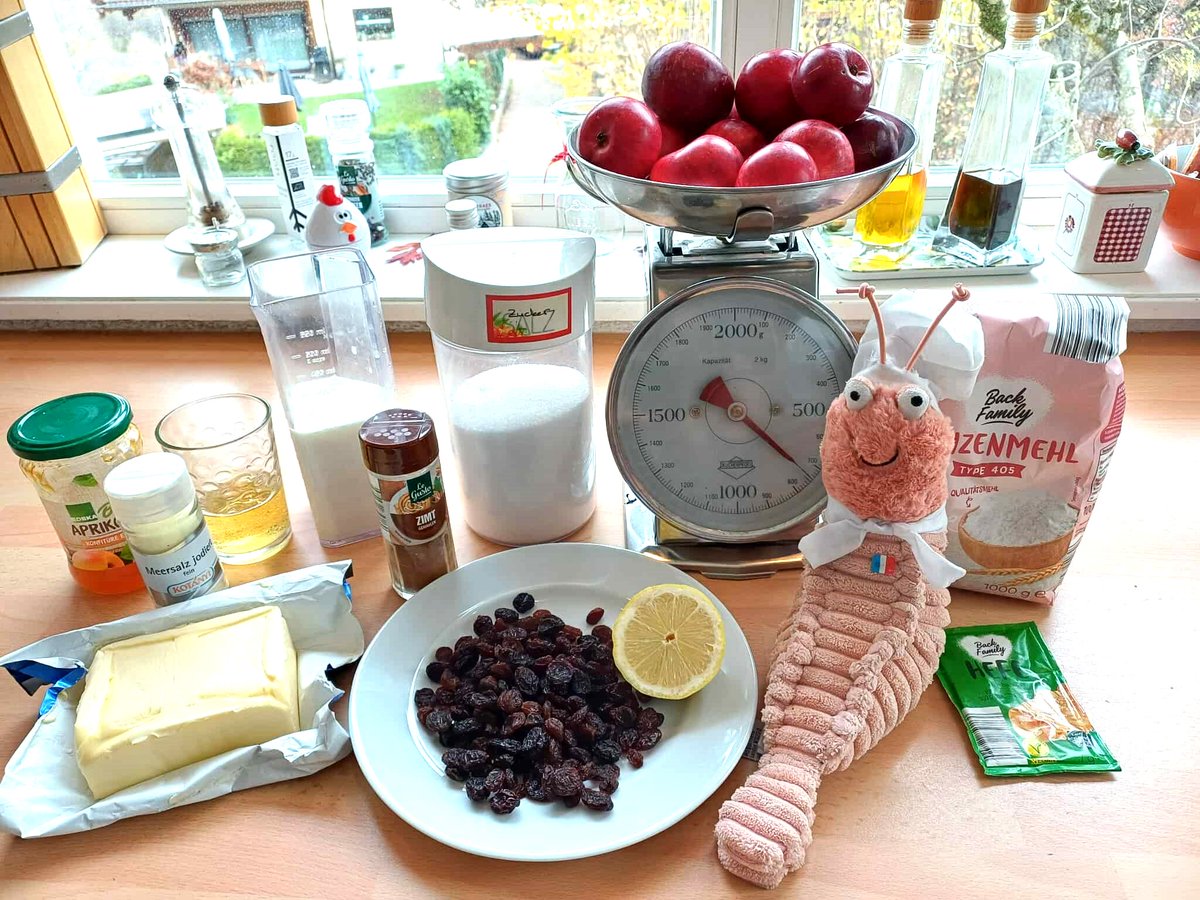 Neue Rezepte für's nächste Kochbuch austprobieren 🙂

M. Crevette war ja etwas enttäuscht, weil er sich unter "Schnecken" eigentlich etwas anderes vorgestellt hatte, aber jetzt freut er sich auf die Vanillesauce ...