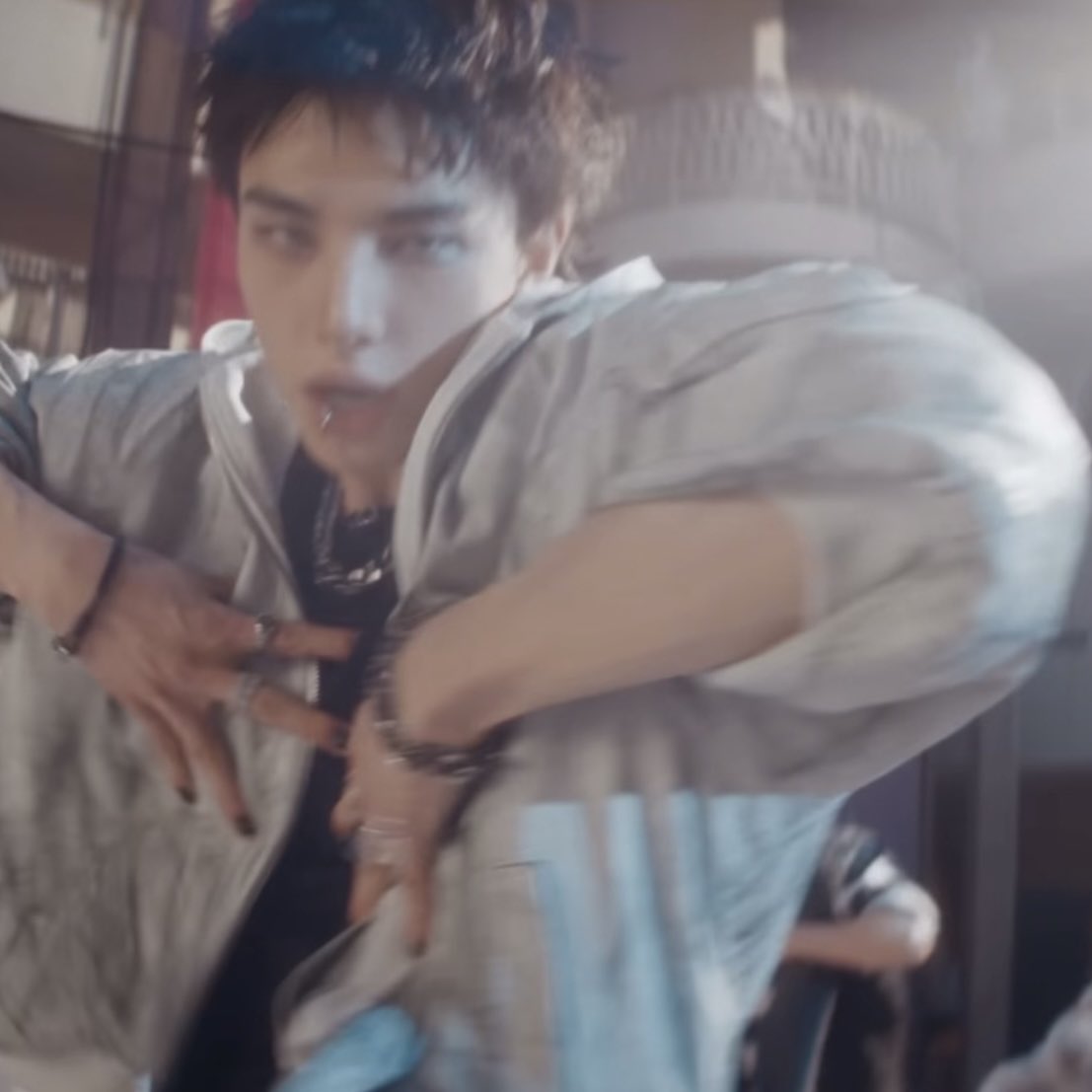hxnjxnnnn's tweet photo. THE LIP RING, THE HAIR, THE OUTFIT https://t.co/tbHPH0Y0ql