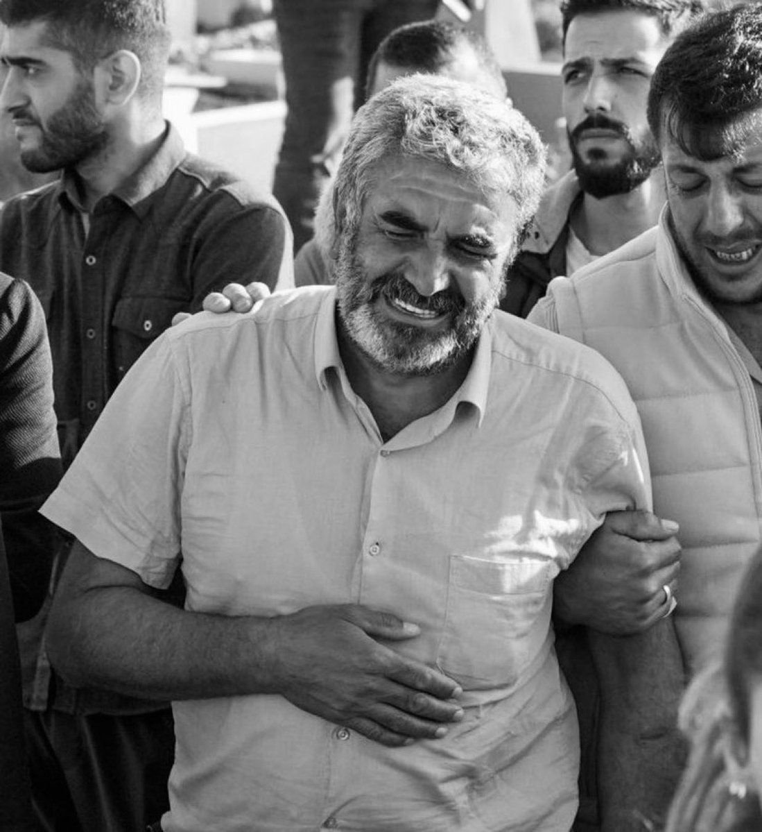 Bu babanın feryadı
Üzeri örtülmeye çalışılan
İntihar denilen
Bu cinayeti kapatmaya çalışan herkesi yaksın.
#NizamettinKabaiş
#rojinİntiharetmedi