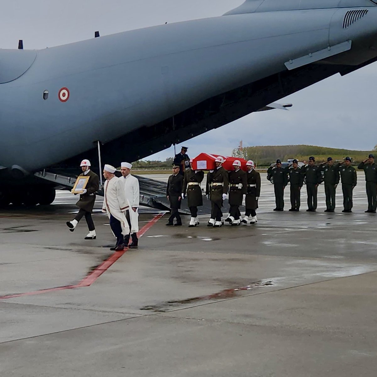🇹🇷 ŞEHİT EMRE ALTIOK

Vatanı için canını feda eden kahramanımız Şehit Emre Altıok’u son yolculuğuna uğurladık. 

Allah’tan rahmet, acılı ailesine ve milletimize sabır diliyoruz.

Vatan size minnettar.