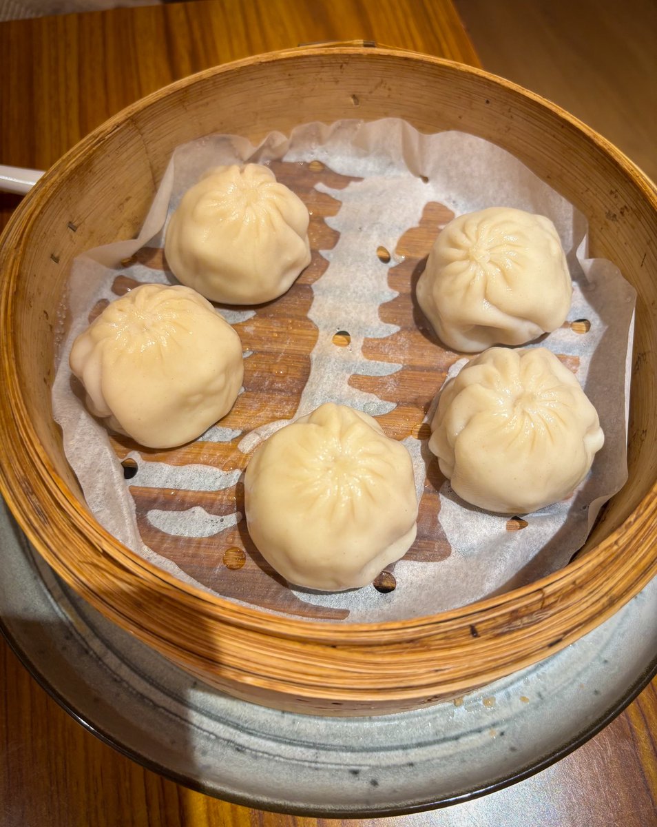 Pues me ha gustado mucho Little Dragon Plaza de España. Local pequeño pero agradable. Además es barato para la calidad de la comida y la zona. Recomendable.