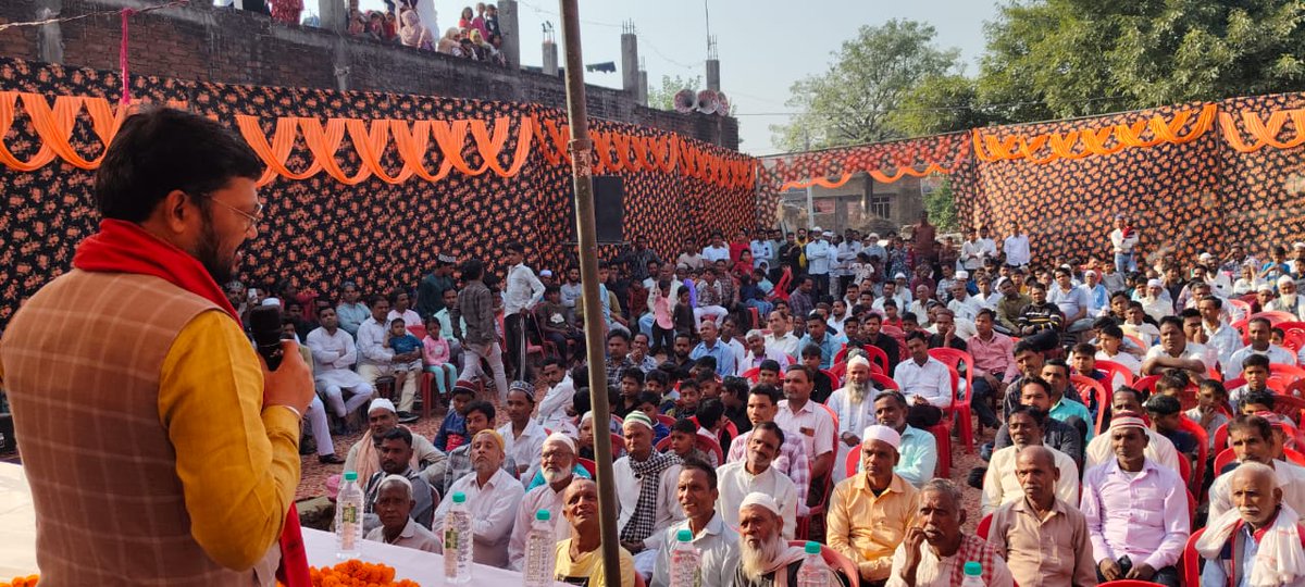 NeerajMauryaMP's tweet image. आज लोकसभा क्षेत्र आंवला के विधानसभा फरीदपुर में SIR पर चर्चा में सभी मतदाताओ को SIR में सावधानी बरतते हुए अपने वोट का सत्यापन कराने संबंधी जागरूक किया व उपस्थित पदाधिकारियो को PDA प्रहरी बनकर पीडीए वोट कटने से बचाने का संकल्प दिलाया।

#sir #PDA #पीडीए #प्रहरी