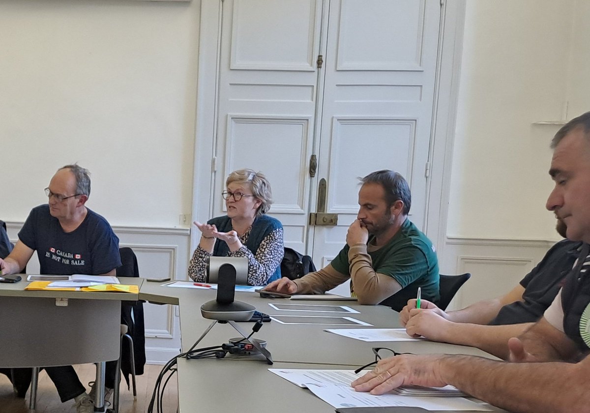 [#Syndical] Isabelle est éleveuse de volailles. Représentante avicole de la <a href="/fdsea53/">FDSEA53</a>, elle alerte la <a href="/Prefet53/">Préfète de la Mayenne</a> sur le manque de signaux positifs donnés aux jeunes qui souhaiteraient s'investir dans la filière. <a href="/CFA_Aviculteurs/">Aviculteurs De France 🐓🦃🐔🦆🐇🐣🥚</a> <a href="/FNSEA/">La FNSEA</a> <a href="/JEUNESAGRI53/">JAMAYENNE</a>