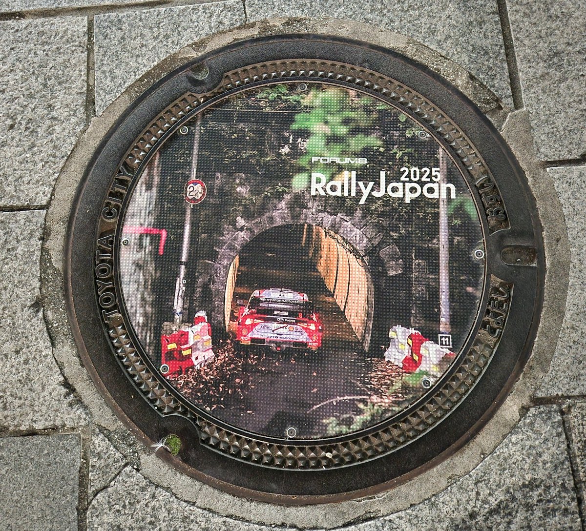 伊勢神トンネルのマンホールフタは、豊田市駅とスタジアムの間ではなく