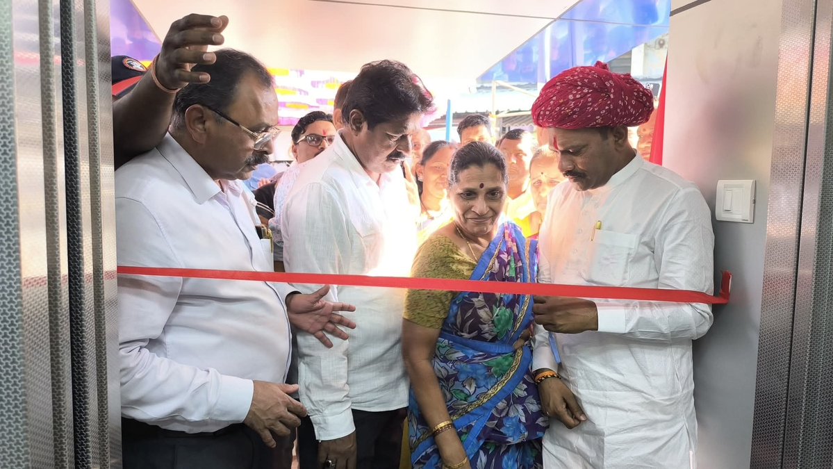 dayanand63's tweet image. @AshwiniVaishnaw @drhemantsavara @dfccil_india @MrvcLtd @drmbct @DVPravasi सफाळे रेल्वे स्थानक पूर्वेकडील झिगझॅग पादचारी पुलाला जोडून बहुप्रतीक्षित लिफ्ट पालघर लोकसभा खासदार डॉ. हेमंत सावरा ह्यांच्या हस्ते आज उदघाटन करण्यात आले. रेल्वे प्रशासनास खूप खूप धन्यवाद... 1/2