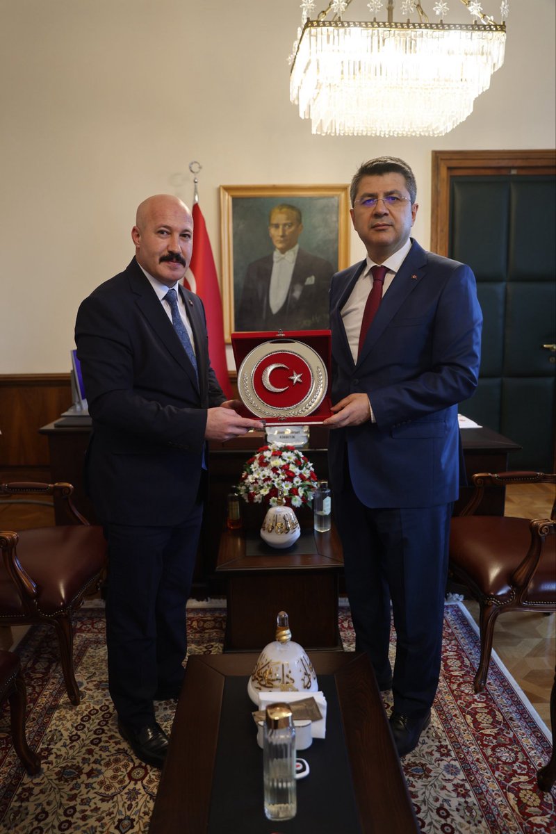 Türkiye Büyük Millet Meclisi Genel Sekreteri Sayın Hüseyin Kürşat KIRBIYIK’ı ziyaret ederek, hayırlı olsun dileğinde bulunduk.
İçişleri Bakanlığı Strateji Geliştirme Başkanlığı ve İller İdaresi Genel Müdürlüğü döneminde meslektaşlarımız özel güvenlik görevlilerine yönelik önemli