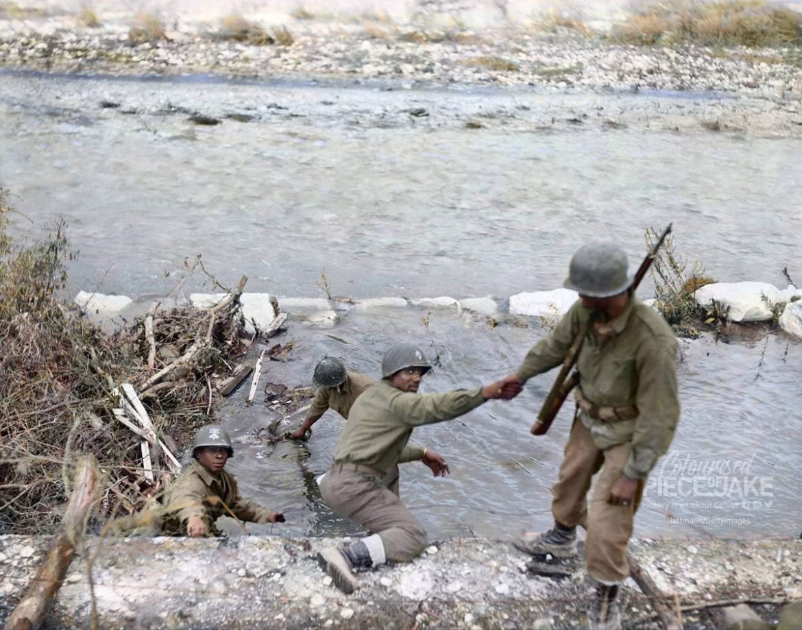 Jason_R_Burt's tweet image. 81 years ago today, soldiers of the 92nd Infantry Division work together to form a human chain up a steep bank to recover the body of a fallen buddy who was cut down by enemy fire. 🦬🪖

@PieceJake on the colorization 🎨