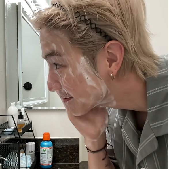 gifzyMT93's tweet image. &apos;มาร์ค ยูเสร็จยังเนี่ย&apos;
&apos;แป๊บนึงครับ กำลังล้างหน้า&apos;
&apos;ถ้าไอไปสายวันนี้ไม่ให้ค้างด้วยแล้วนะ&apos;
&apos;โห เสร็จแล้วครับเธอ&apos;