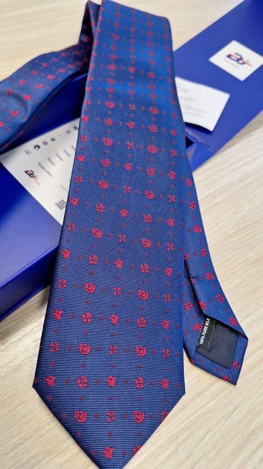 Fana43124688's tweet image. 🇷🇴Prezydynt Rumunije @NicusorDanRO przedstawiōł projekt Strategije Ôbrōny Kraju,keryj cylym je uczyniynie z Rumunije nowyj potyngi Wschodnij Ojropy. Mŏ tyż nowy binder👔z wzorami kwiŏtkōw z tradycyji ludowych Ślōnska a Kaszub.
#Rumunia #Śląsk #Kaszuby

@Baronowa_Kat @BartkCSB1929