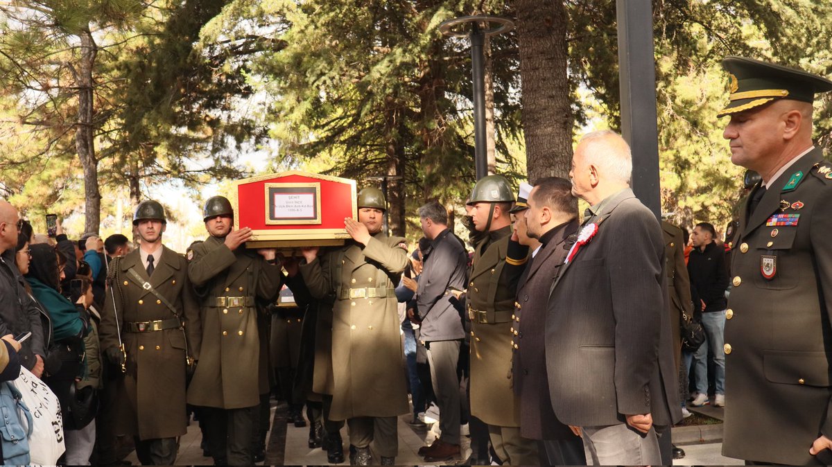 MamakKymkmligi's tweet photo. Gürcistan’da meydana gelen uçak kazasında şehadete eren kahraman şehitlerimizden Ümit İnce ve Cem Dolapci; Ahmet Hamdi Akseki Camii'nde kılınan cenaze namazının ardından Cebeci Askeri Şehitliği'nde düzenlenen törenle dualar eşliğinde son yolculuklarına uğurlandı.🇹🇷🇹🇷 https://t.co/5q7gX59XDG