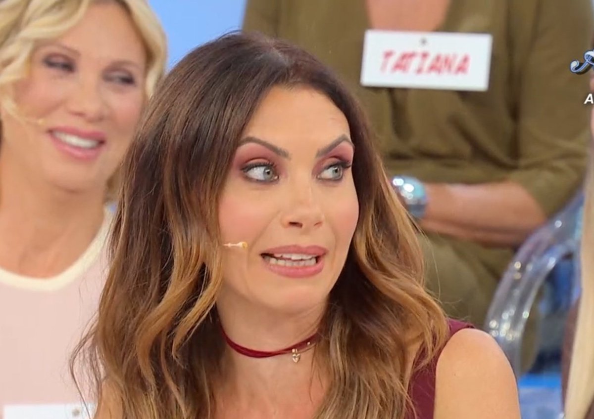 IlMondodellaTV's tweet photo. #Maria: "A mamma Roberto piace?"
#Agnese: "Sii, ha detto che se non ci esco io, ci esce lei, lascia mio padre..." 🤣
#uominiedonne https://t.co/ArudmdVH24