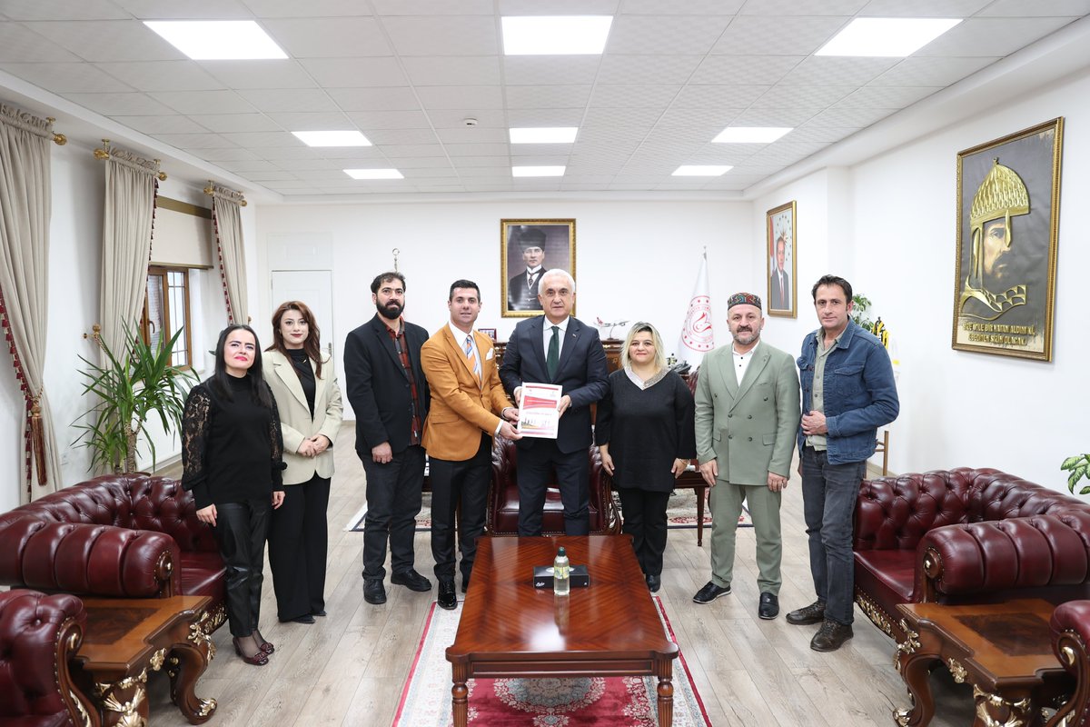 TCMusValiligi's tweet image. 📌Muş Gençliği Uyuşturucu ile Mücadele Derneği Başkanı Alparslan Bingöl ve beraberindeki Yönetim Kurulu, 

📌Fuzulev Muş Şube Müdürü Zakir Bahçe ve danışman İsmail Mergen, 

Valimiz Sayın @Valiavnicakir&apos;ı ziyaret etti.

Ziyarette, Muş Gençliği Uyuşturucu ile Mücadele Derneğince…