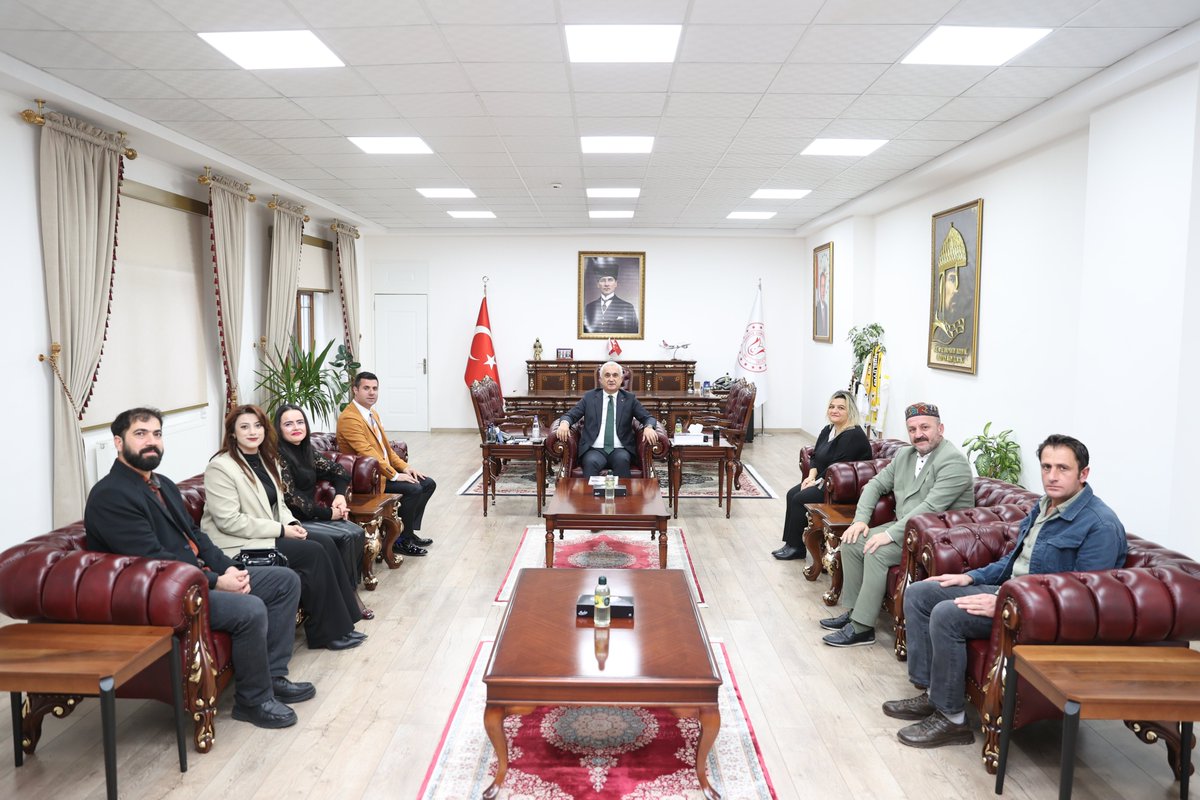 TCMusValiligi's tweet image. 📌Muş Gençliği Uyuşturucu ile Mücadele Derneği Başkanı Alparslan Bingöl ve beraberindeki Yönetim Kurulu, 

📌Fuzulev Muş Şube Müdürü Zakir Bahçe ve danışman İsmail Mergen, 

Valimiz Sayın @Valiavnicakir&apos;ı ziyaret etti.

Ziyarette, Muş Gençliği Uyuşturucu ile Mücadele Derneğince…