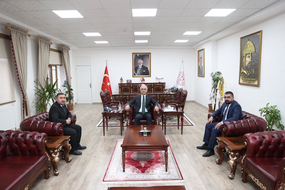 TCMusValiligi's tweet image. 📌Muş Gençliği Uyuşturucu ile Mücadele Derneği Başkanı Alparslan Bingöl ve beraberindeki Yönetim Kurulu, 

📌Fuzulev Muş Şube Müdürü Zakir Bahçe ve danışman İsmail Mergen, 

Valimiz Sayın @Valiavnicakir&apos;ı ziyaret etti.

Ziyarette, Muş Gençliği Uyuşturucu ile Mücadele Derneğince…